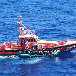 Maritime Rescue intercepte un nouveau bateau pneumatique au nord-est de Lanzarote avec 78 immigrants subsahariens