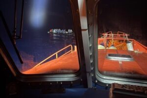 Maritime Rescue intercepte deux autres bateaux avec 136 immigrants et les transporte à Arrecife (Lanzarote)
