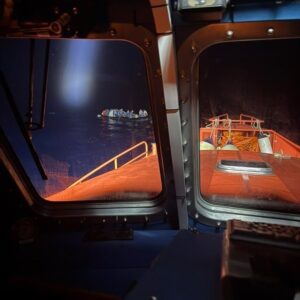 Maritime Rescue intercepte deux autres bateaux avec 136 immigrants et les transporte à Arrecife (Lanzarote)