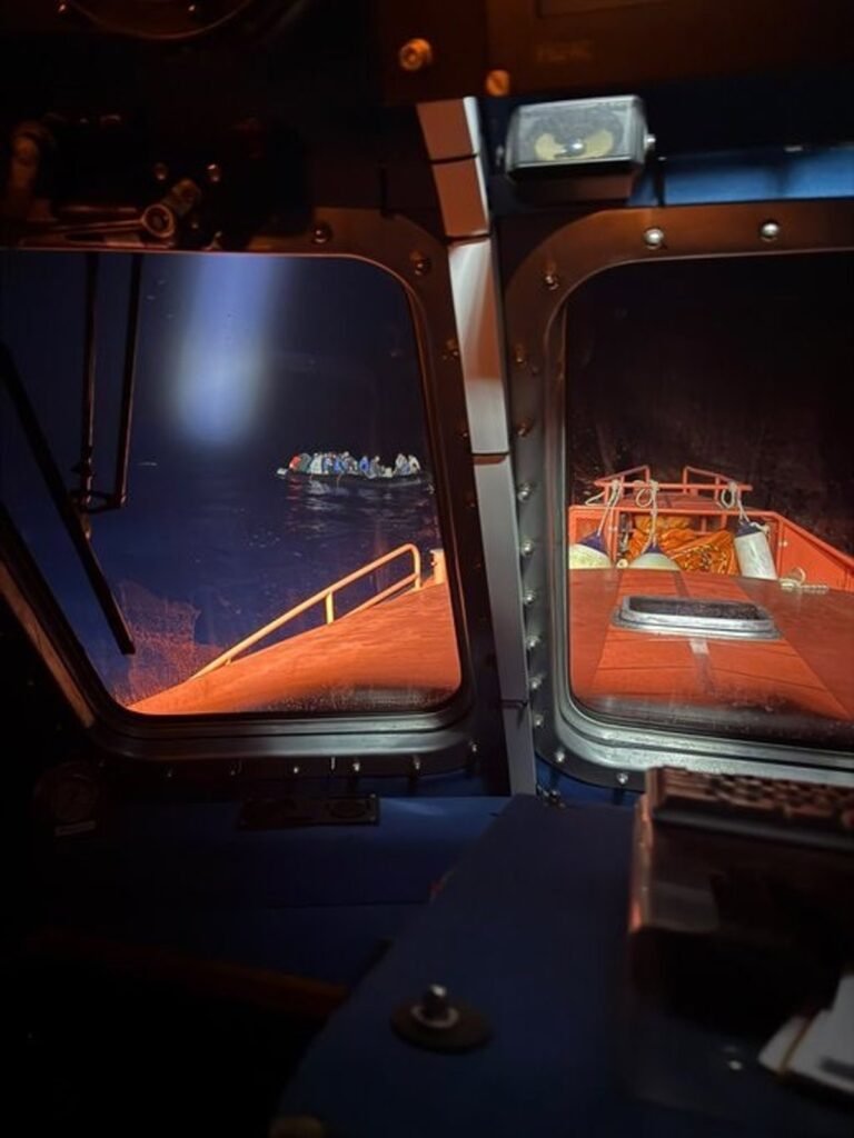 Maritime Rescue intercepte deux autres bateaux avec 136 immigrants et les transporte à Arrecife (Lanzarote)