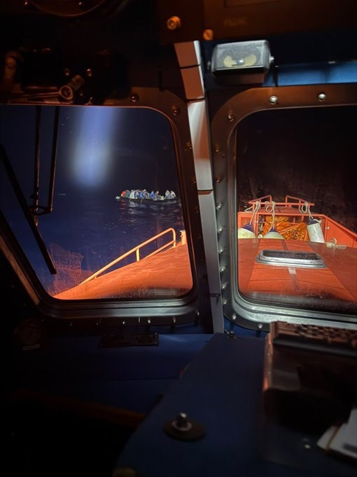 Maritime Rescue intercepte deux autres bateaux avec 136 immigrants et les transporte à Arrecife (Lanzarote)