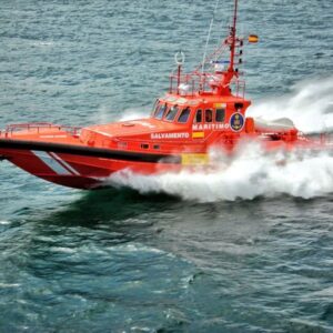 Ils escortent un cayuco situé au sud-est d'El Hierro avec à son bord une centaine de migrants.