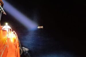Un bateau pneumatique avec 73 migrants est secouru dans les eaux près de Fuerteventura