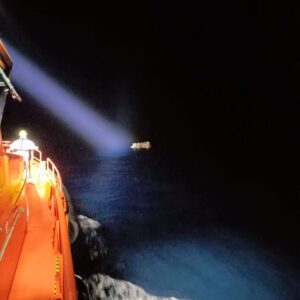 Un bateau pneumatique avec 73 migrants est secouru dans les eaux près de Fuerteventura