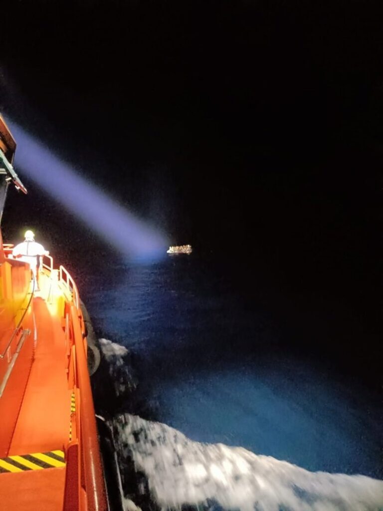 Un bateau pneumatique avec 73 migrants est secouru dans les eaux près de Fuerteventura