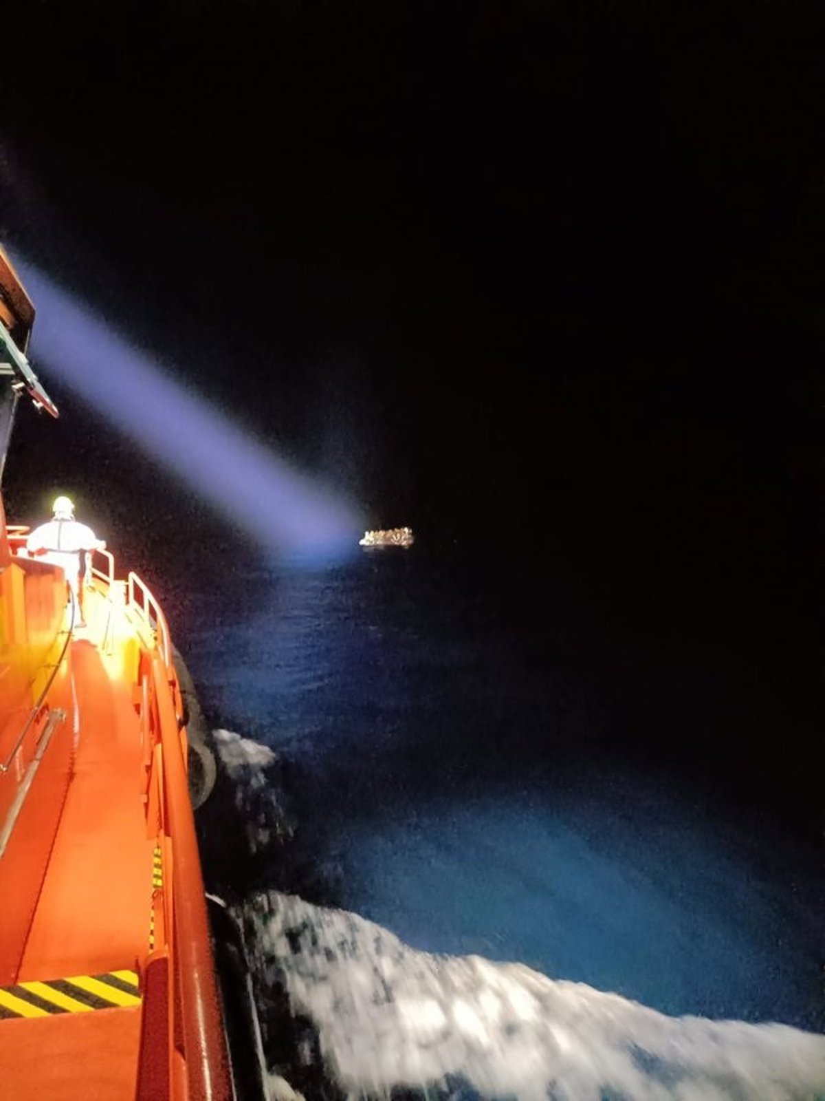 Un bateau pneumatique avec 73 migrants est secouru dans les eaux près de Fuerteventura