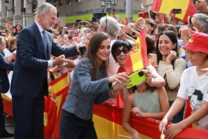 Les rois Felipe et Letizia prennent un bain de masse historique lors de leur première visite à Ceuta. Les images