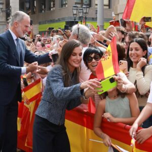 Les rois Felipe et Letizia prennent un bain de masse historique lors de leur première visite à Ceuta. Les images