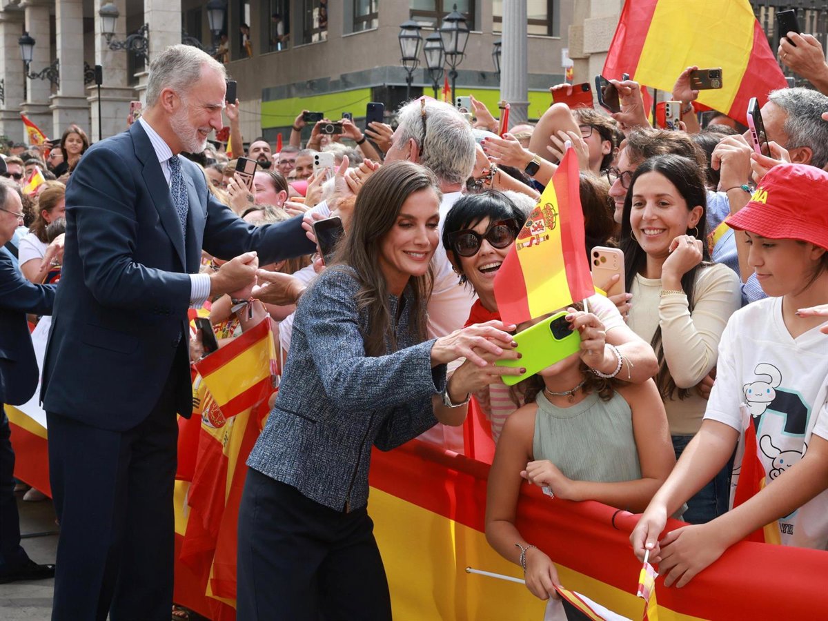 Les rois Felipe et Letizia prennent un bain de masse historique lors de leur première visite à Ceuta. Les images