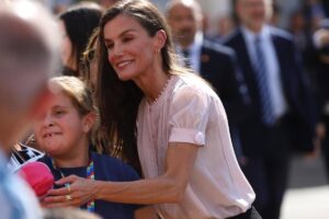 La reine Letizia tombe amoureuse lors de sa première visite à Melilla. Blouse romantique, éventail à la main et un accueil formidable