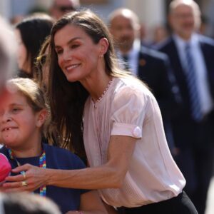 La reine Letizia tombe amoureuse lors de sa première visite à Melilla. Blouse romantique, éventail à la main et un accueil formidable