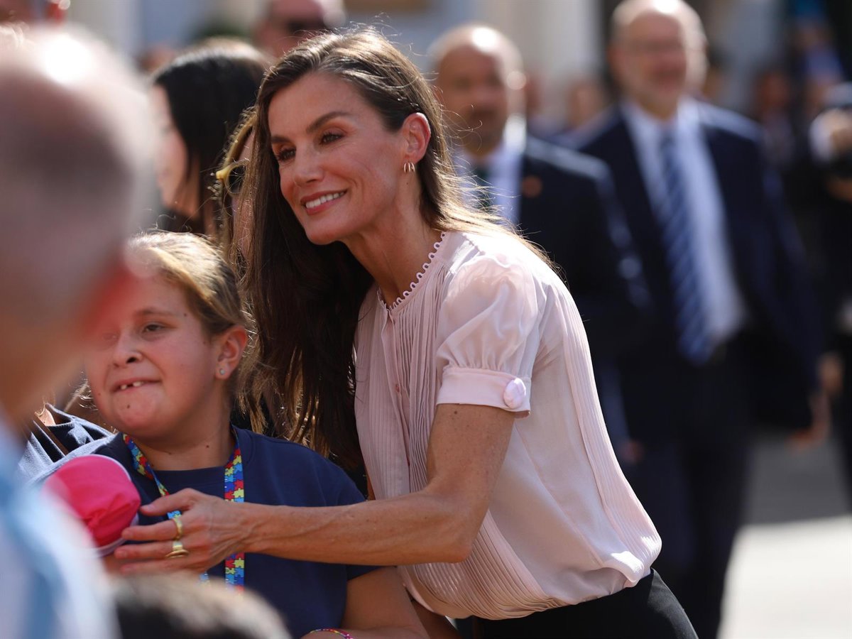 La reine Letizia tombe amoureuse lors de sa première visite à Melilla. Blouse romantique, éventail à la main et un accueil formidable