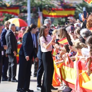 Des milliers d'habitants de Melilla accueillent chaleureusement les Rois : « Vive l'Espagne »