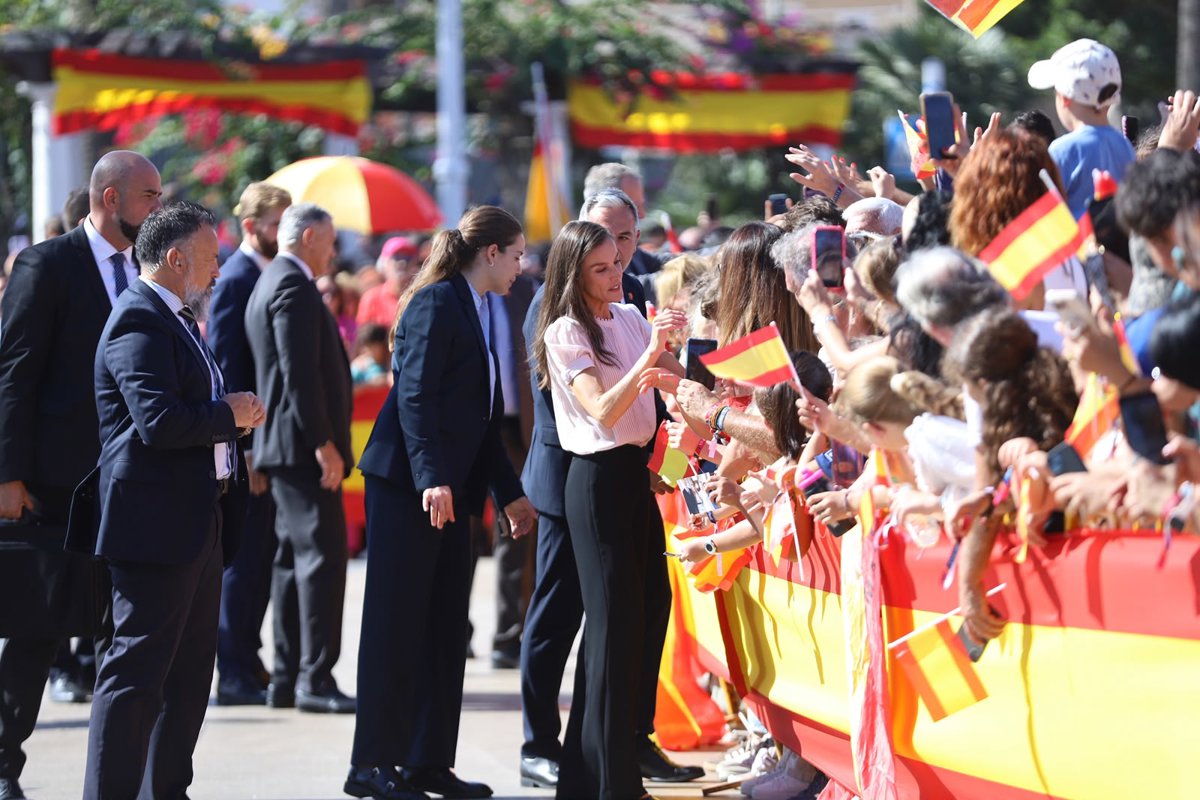 Des milliers d'habitants de Melilla accueillent chaleureusement les Rois : "Vive l'Espagne"