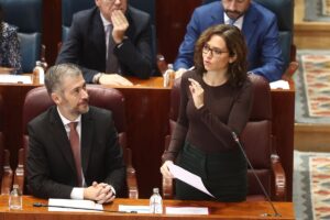 Ayuso accuse le gouvernement d'utiliser la migration irrégulière pour « faire éclater les services publics »
