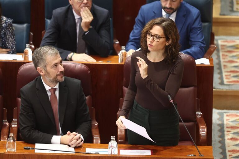 Ayuso accuse le gouvernement d'utiliser la migration irrégulière pour « faire éclater les services publics »
