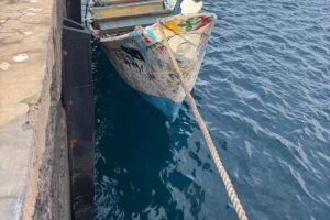 Un cayuco avec 77 migrants à son bord a été intercepté dans les eaux au sud d'El Hierro