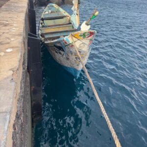 Un cayuco avec 77 migrants à son bord a été intercepté dans les eaux au sud d'El Hierro