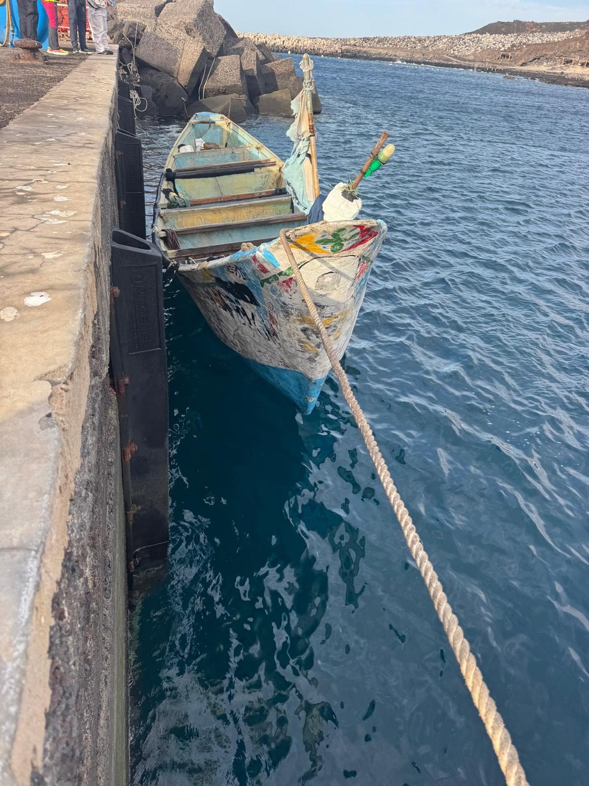 Un cayuco avec 77 migrants à son bord a été intercepté dans les eaux au sud d'El Hierro
