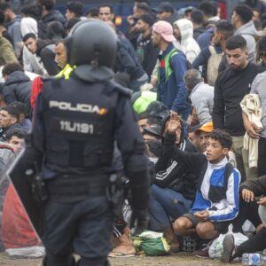 La police est déployée à Los Rosales et El Tarajal pour expulser les derniers migrants des rues de Ceuta