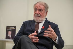 Les anciens ministres Maire Oreja et Trillo, à nouveau réunis pour débattre de Ceuta et du « défi » du Maroc