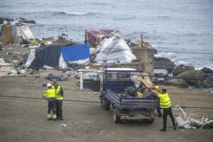 Plus de 50 mineurs migrants dorment devant le commissariat de Ceuta en attendant d'être affiliés