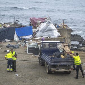 Plus de 50 mineurs migrants dorment devant le commissariat de Ceuta en attendant d'être affiliés