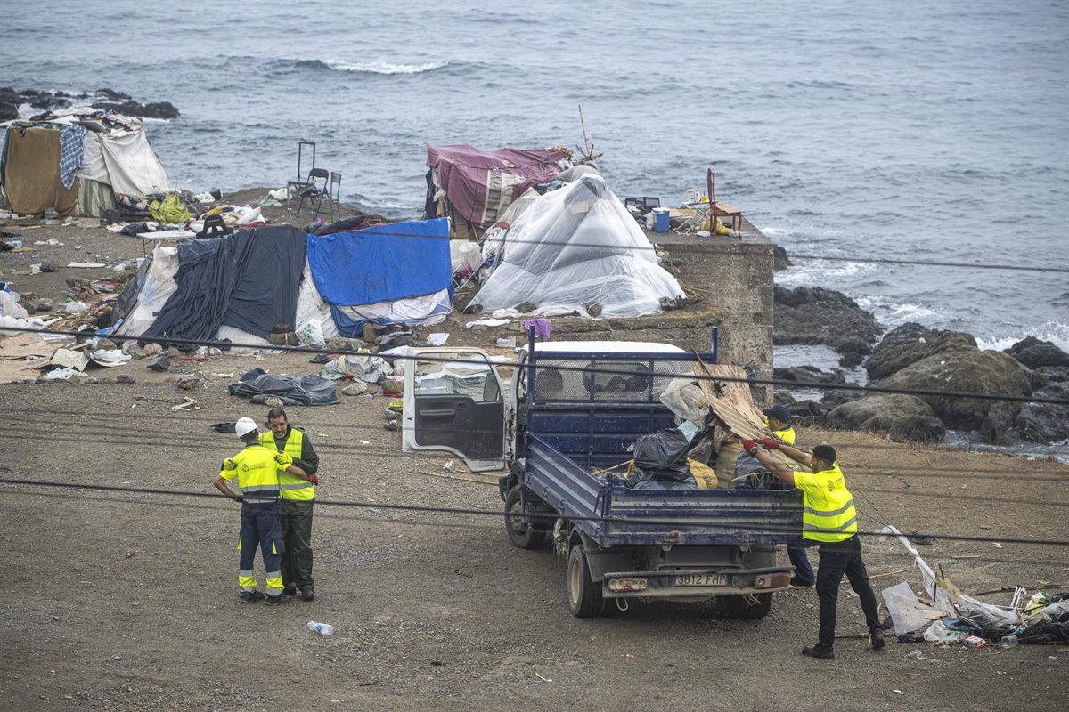 Plus de 50 mineurs migrants dorment devant le commissariat de Ceuta en attendant d'être affiliés