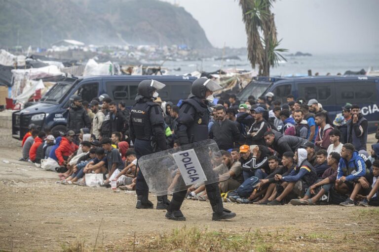 Deux détenus et 100 migrants localisés lors d'une opération de police contre les appartements Patera à Ceuta
