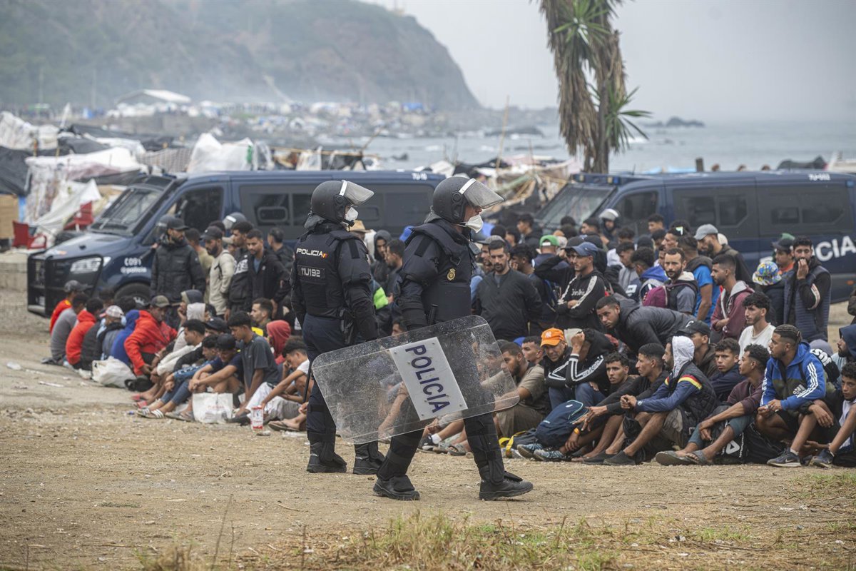 Deux détenus et 100 migrants localisés lors d'une opération de police contre les appartements Patera à Ceuta