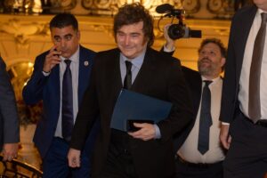 Milei qualifie Sánchez de « dictateur » et affirme qu'Abascal et Ayuso ont des idées pour sortir l'Espagne de la « décadence »