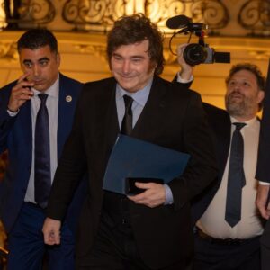 Milei qualifie Sánchez de « dictateur » et affirme qu'Abascal et Ayuso ont des idées pour sortir l'Espagne de la « décadence »