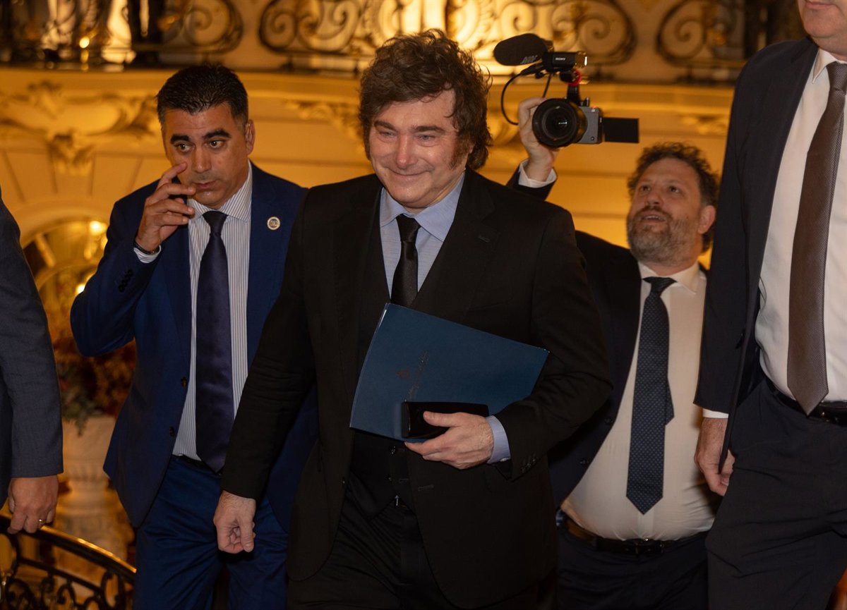 Milei qualifie Sánchez de « dictateur » et affirme qu'Abascal et Ayuso ont des idées pour sortir l'Espagne de la « décadence »