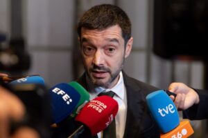 Bustinduy, sur Milei après avoir qualifié Sánchez de « dictateur »: « C'est une personne imprésentable et grossière qui vient insulter »