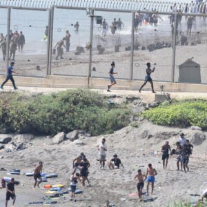 Le gouvernement régional rejette la répartition des mineurs migrants de Ceuta et exige que l'État assume sa responsabilité
