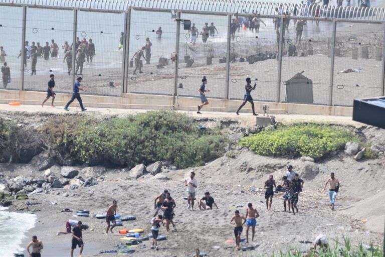 Le gouvernement régional rejette la répartition des mineurs migrants de Ceuta et exige que l'État assume sa responsabilité