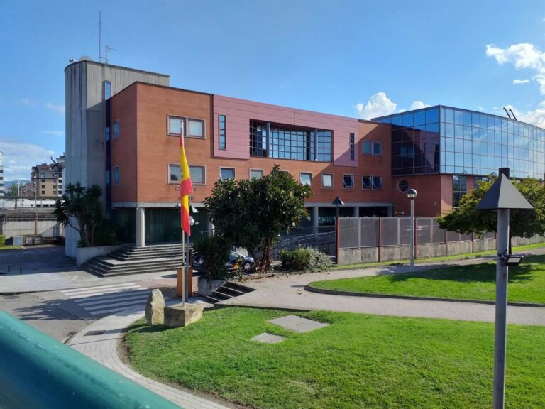 Trois personnes arrêtées à Gijón pour avoir fraudé des immigrés illégaux avec de fausses promesses de régularisation