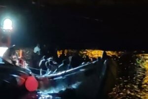 Le Secours Maritime intercepte pendant la nuit trois canoës avec 252 immigrants et les escorte jusqu'à El Hierro