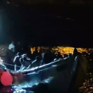 Le Secours Maritime intercepte pendant la nuit trois canoës avec 252 immigrants et les escorte jusqu'à El Hierro