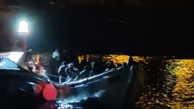 Le Secours Maritime intercepte pendant la nuit trois canoës avec 252 immigrants et les escorte jusqu'à El Hierro