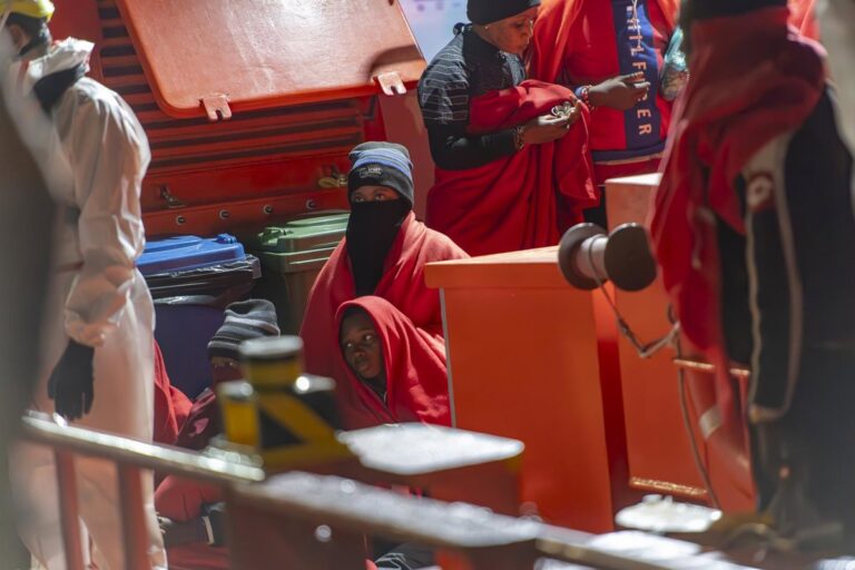 Ils accompagnent un cayuco avec 59 migrants, dont 4 mineurs, jusqu'au port de La Restinga (El Hierro)
