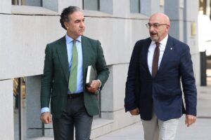 Les commandants de la police et de la garde civile déclarent avoir vu des navires en provenance du Maroc et que des agents guidaient les migrants vers Ceuta