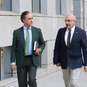 Les commandants de la police et de la garde civile déclarent avoir vu des navires en provenance du Maroc et que des agents guidaient les migrants vers Ceuta