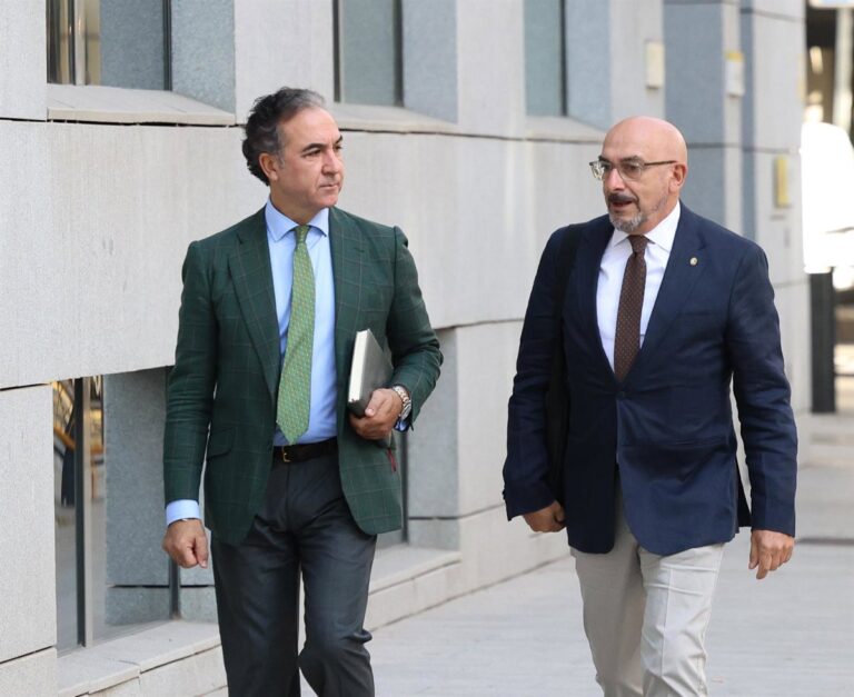 Les commandants de la police et de la garde civile déclarent avoir vu des navires en provenance du Maroc et que des agents guidaient les migrants vers Ceuta