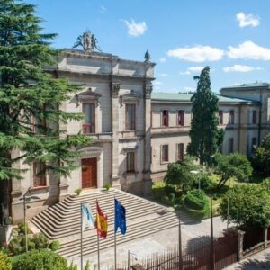 Le Parlement galicien demande de renforcer les bureaux de la Police Nationale pour réduire l'attente pour le renouvellement du DNI