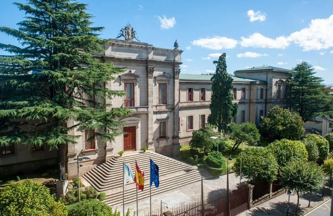 Le Parlement galicien demande de renforcer les bureaux de la Police Nationale pour réduire l'attente pour le renouvellement du DNI