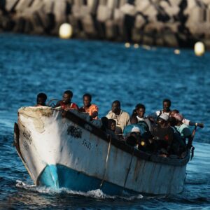 Plus de 430 migrants secourus ces dernières heures à bord de quatre pirogues près des îles Canaries