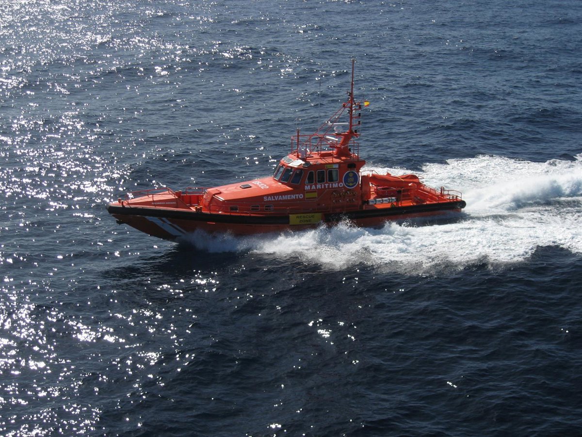 Un nouveau canoë localisé ce samedi avec environ 200 personnes à bord est escorté jusqu'à La Restinga (El Hierro)