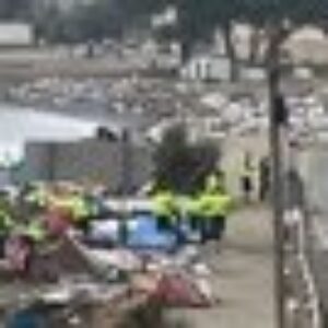 La plage du Trampolín est vide après l'expulsion tandis que le Guano reste plein de migrants