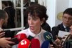 Le gouvernement accuse Feijóo de remettre en question les droits des femmes